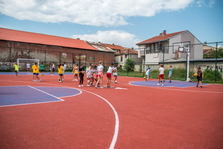 ПУШТЕНО ВО УПОТРЕБА РЕКОНСТРУИРАНОТО РАКОМЕТНО ИГРАЛИШТЕ ВО ОУ КОЛЕ КАНИНСКИ